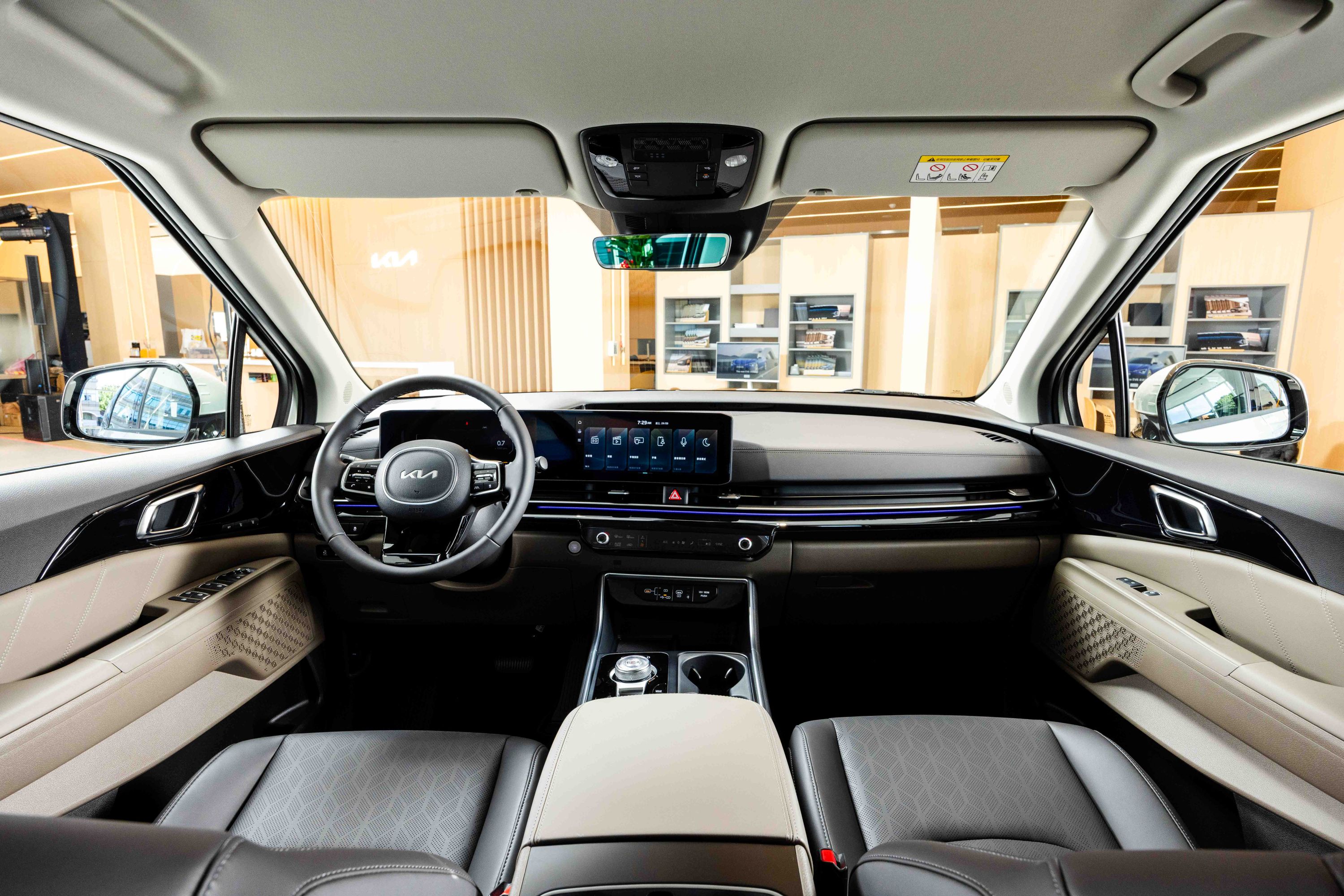 5. Kia旗下的The new Carnival以「分享．才是人生最高價值」的產品精神，搭載多項安全科技配備以及豪華舒適的內裝功能，提供車主感受尊榮不凡的駕馭體驗。